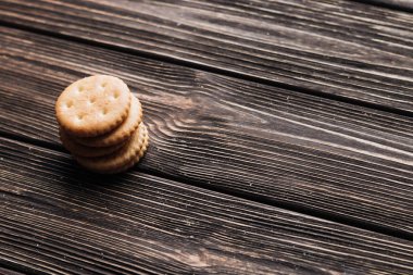 ahşap masa üzerinde çıtır kraker yığını