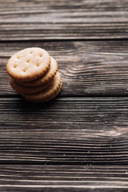 ahşap masa üzerinde çıtır kraker yığını