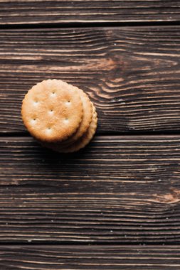 ahşap masa üzerinde çıtır kraker yığını