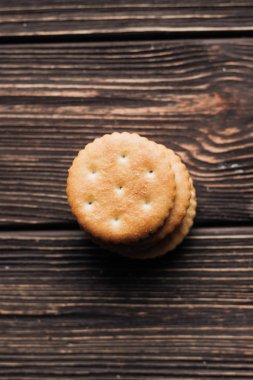 ahşap masa üzerinde çıtır kraker yığını