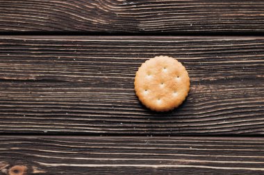 eski ahşap masa üzerinde çıtır kraker 