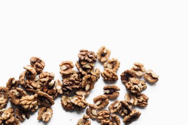 Kabuklu ceviz beyaz arka plan üzerinde sağlıklı beslenme kavramı izole yığını