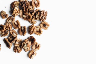 Kabuklu ceviz beyaz arka plan üzerinde sağlıklı beslenme kavramı izole yığını