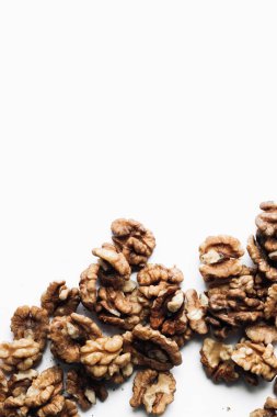 Kabuklu ceviz beyaz arka plan üzerinde sağlıklı beslenme kavramı izole yığını