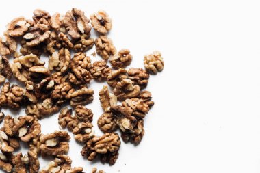 Kabuklu ceviz beyaz arka plan üzerinde sağlıklı beslenme kavramı izole yığını