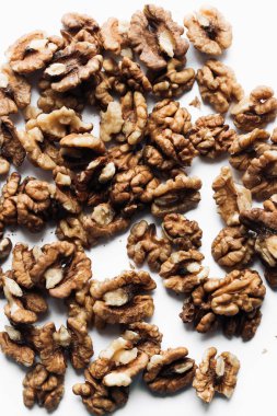 Kabuklu ceviz beyaz arka plan üzerinde sağlıklı beslenme kavramı izole yığını