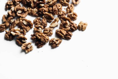 Kabuklu ceviz beyaz arka plan üzerinde sağlıklı beslenme kavramı izole yığını