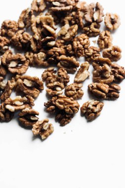 Kabuklu ceviz beyaz arka plan üzerinde sağlıklı beslenme kavramı izole yığını