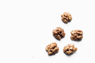 Kabuklu ceviz beyaz arka plan üzerinde sağlıklı beslenme kavramı izole bileşimi