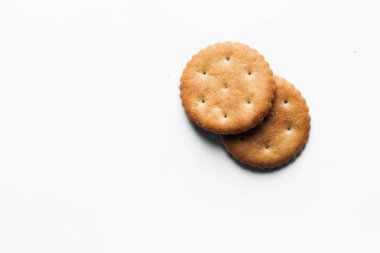 Beyaz arka plan üzerinde izole iki gevrek kraker