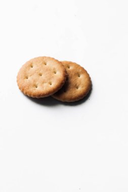 Beyaz arka plan üzerinde izole iki gevrek kraker