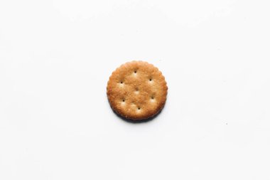 Beyaz arkaplanda çıtır kraker izole edildi