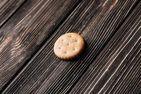 Chrupiące Cracker Starym Drewnianym Stole — Zdjęcie stockowe