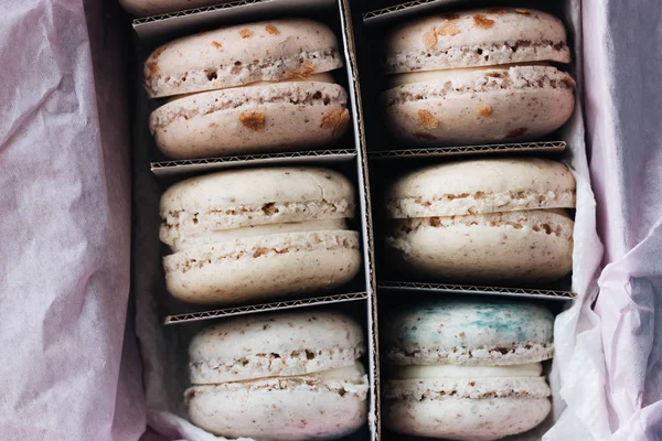 Délicieux Macarons Colorés Dans Une Boîte Papier Dessert Sucré — Photo