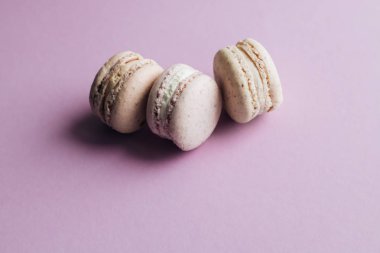 kompozisyon tatlı tatlı mor masada üç lezzetli renkli macaroons 