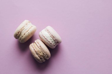 şekerli tatlı mor masada üç lezzetli renkli bademli kurabiye 