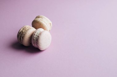 şekerli tatlı mor masada üç lezzetli renkli bademli kurabiye 