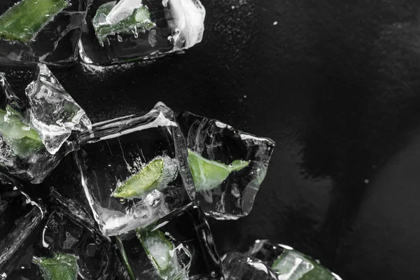 Eiswürfel Mit Gefrorener Aloe Innen Auf Schwarzem Hintergrund — Stockfoto