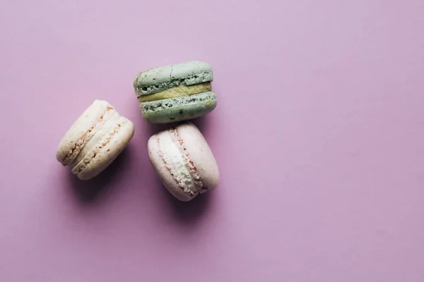 Tres Deliciosos Macarrones Coloridos Mesa Púrpura Postre Dulce —  Fotos de Stock