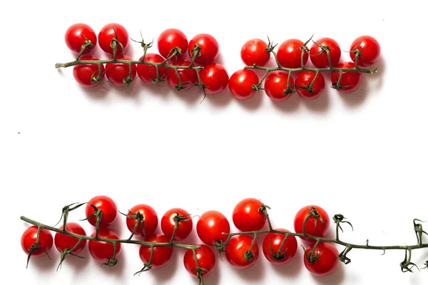 Branches Tomates Cerises Crues Mûres Isolées Sur Fond Blanc — Photo