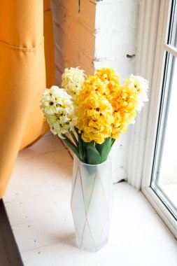güzel sarı sümbül çiçek vazo, tebrik kartı şablonu içinde 