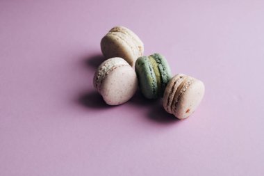 kompozisyon mor tablo, tatlı tatlı lezzetli renkli macaroons 