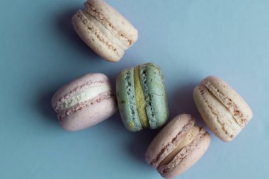 kompozisyon mavi masada, tatlı tatlı lezzetli renkli macaroons 