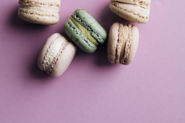 kompozisyon mor tablo, tatlı tatlı lezzetli renkli macaroons 
