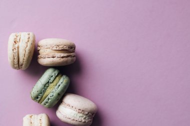 kompozisyon mor tablo, tatlı tatlı lezzetli renkli macaroons 
