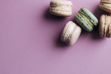 kompozisyon mor tablo, tatlı tatlı lezzetli renkli macaroons 