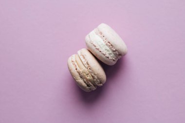 kompozisyon iki lezzetli renkli macaroons pembe tablo, tatlı tatlı 