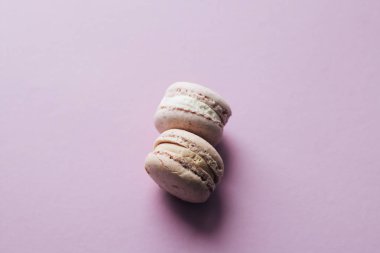 kompozisyon iki lezzetli renkli macaroons pembe tablo, tatlı tatlı 
