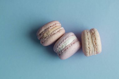 kompozisyon mavi masada, tatlı tatlı lezzetli macaroons 