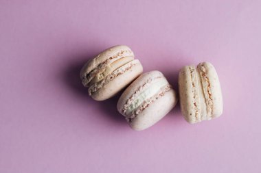 kompozisyon mor tablo, tatlı tatlı lezzetli macaroons 