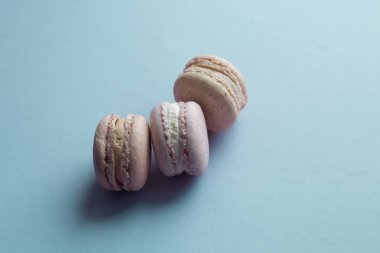 kompozisyon mavi masada, tatlı tatlı lezzetli macaroons 