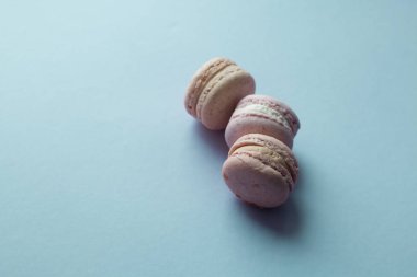 kompozisyon mavi masada, tatlı tatlı lezzetli macaroons 