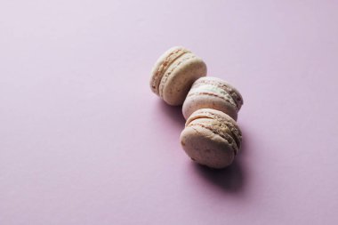 kompozisyon mor tablo, tatlı tatlı lezzetli macaroons 