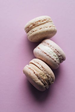 kompozisyon mor tablo, tatlı tatlı lezzetli macaroons 
