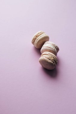 kompozisyon mor tablo, tatlı tatlı lezzetli macaroons 