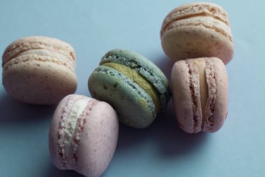 kompozisyon mavi masada, tatlı tatlı lezzetli macaroons 