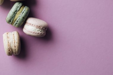 kompozisyon mor tablo, tatlı tatlı lezzetli macaroons 