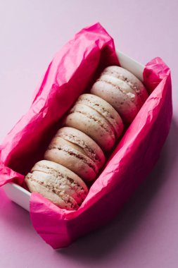 pembe kağıt kutusunda, tatlı tatlı lezzetli renkli macaroons 