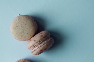 kompozisyon mavi masada, tatlı tatlı lezzetli macaroons 