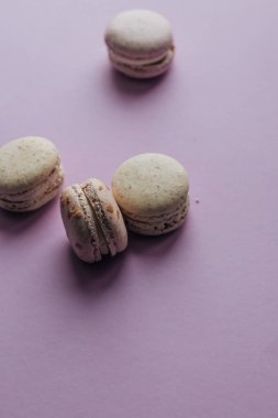 kompozisyon mor tablo, tatlı tatlı lezzetli macaroons 