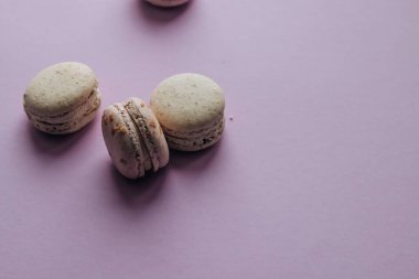 kompozisyon mor tablo, tatlı tatlı lezzetli macaroons 