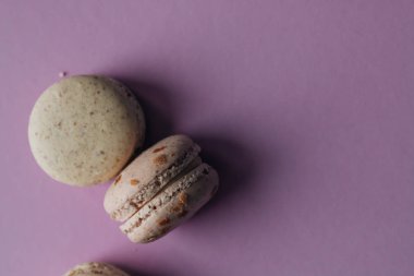 kompozisyon mor tablo, tatlı tatlı lezzetli macaroons 