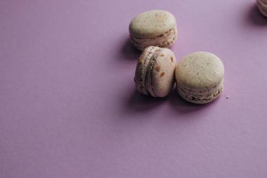 kompozisyon mor tablo, tatlı tatlı lezzetli macaroons 