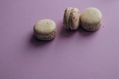 kompozisyon mor tablo, tatlı tatlı lezzetli macaroons 