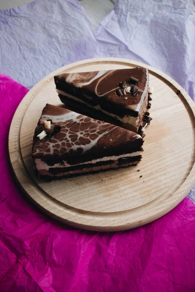 Dois Pedaços Delicioso Bolo Chocolate Fresco Tábua Madeira — Fotografia de Stock