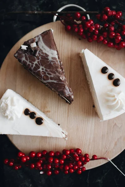 Drei Leckere Stücke Frischer Schokolade Und Käsekuchen Auf Holzbrett — Stockfoto